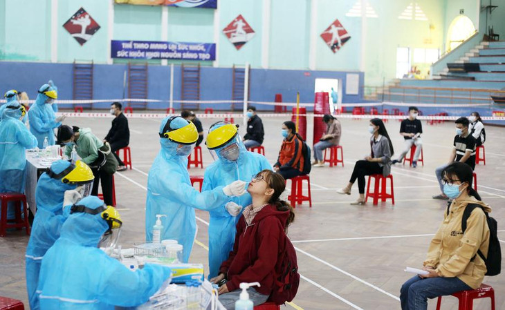 Sinh viên Đại học Huế được lấy mẫu xét nghiệm