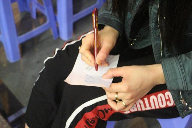 Để giao dịch thuận tiện, nhanh chóng, khách đến mua vàng sẽ ghi thông tin, số lượng cần mua vào 1 tờ giấy nhỏ mà tiệm cung cấp.