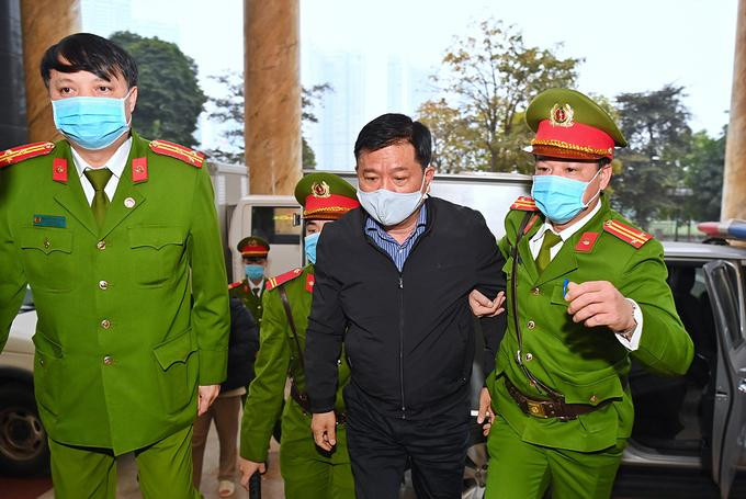 Bị cáo Đinh La Thăng đến toà sáng 22/1