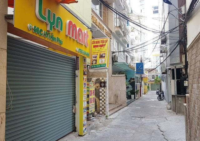 Một con hẻm có nhiều khách sạn gần đường Trần Phú Nha Trang vắng vẻ những ngày đầu năm nay