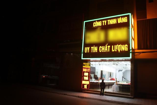 Khung cảnh diễn ra tương tự trên một tiệm vàng ở đường Cầu Giấy (Hà Nội). Khung cảnh diễn ra tương tự trên một tiệm vàng ở đường Cầu Giấy (Hà Nội).