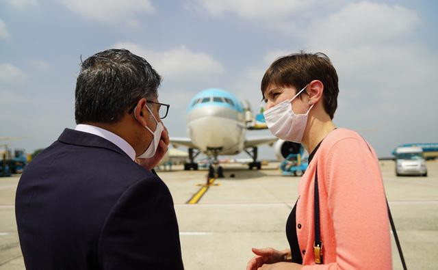 Bà Emily Hamblin, Tổng lãnh sự Vương quốc Anh tại TPHCM trao đổi cùng chuyên gia y tế.