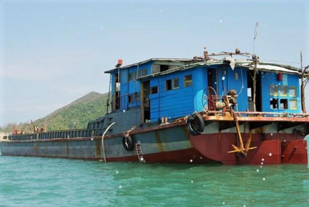 Tàu vỏ thép trôi dạt được ngư dân Bình Định đưa về bờ ở huyện Phù Mỹ