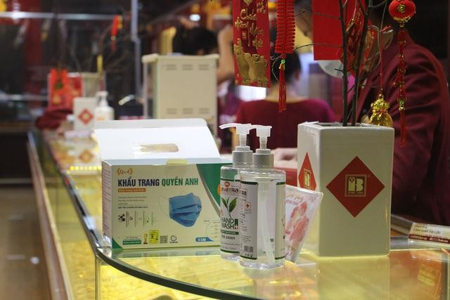 Một khâu quan trọng trong mùa dịch là bất cứ ai vào mua bán vàng đều phải đeo khẩu trang, sát khuẩn tay. Một khâu quan trọng trong mùa dịch là bất cứ ai vào mua bán vàng đều phải đeo khẩu trang, sát khuẩn tay.
