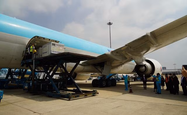 Sự kiện quan trọng với tất cả người dân Việt Nam khi lô vắc xin về đến sân bay Tân Sơn Nhất.