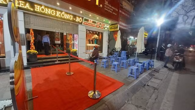 Dự kiến năm nay ngày vía Thần tài rơi vào Chủ nhật, trong điều kiện dịch bệnh, người dân hạn chế đi mua vàng hơn so với mọi năm. Khá nhiều khách hàng mua vàng bằng kênh online hoặc giãn cách thời gian mua vàng vào trưa, chiều nên hiện tượng xếp hàng chờ mua vàng rạng sáng không còn như mọi năm