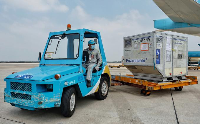 Lô vaccine đầu tiên về Việt Nam tại sân bay Tân Sơn Nhất, TPHCM