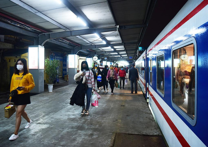 Hành khách đi tàu tại ga Hà Nội