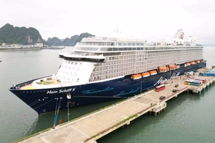 Tàu biển cao cấp Mein Schiff 5 (quốc tịch Malta) cập Cảng tàu khách quốc tế Hạ Long