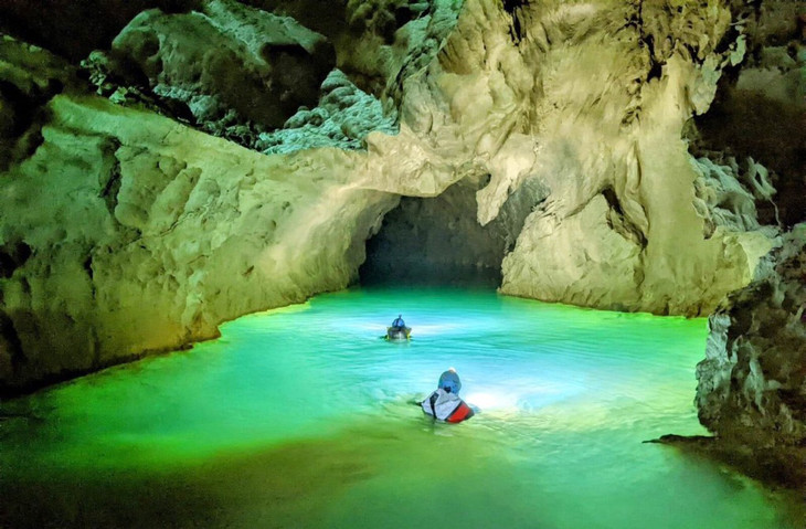 Một trong 5 hang động vừa phát hiện ở Quảng Bình