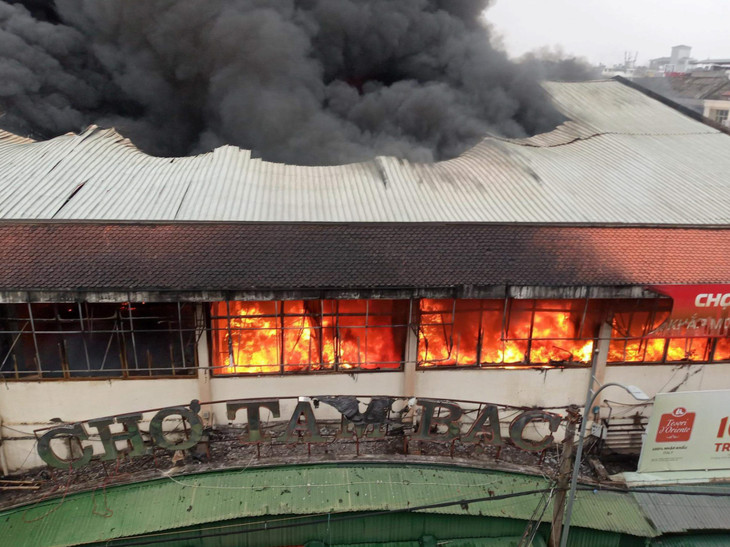 Chợ Tam Bạc (Hải Phòng) bị cháy ngày 12/2