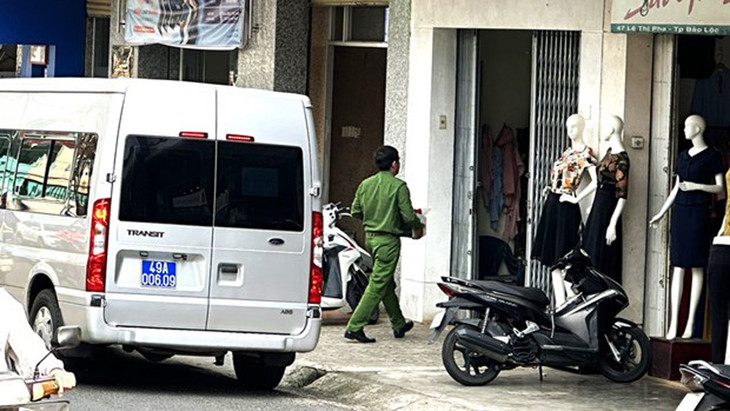 Cơ quan điều tra Công an tỉnh Lâm Đồng khám xét nơi ở của ông Nguyễn Quốc Bắc để phục vụ điều tra.