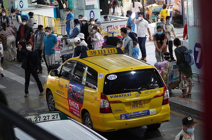 Taxi truyền thống di chuyển vào đón khách tại sân bay Tân Sơn Nhất