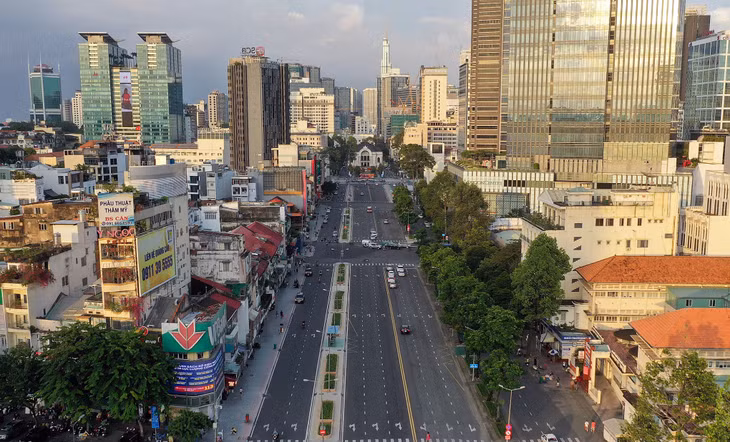 Đường Lê Lợi nối từ Nhà hát Thành phố ra chợ Bến Thành, Quận 1