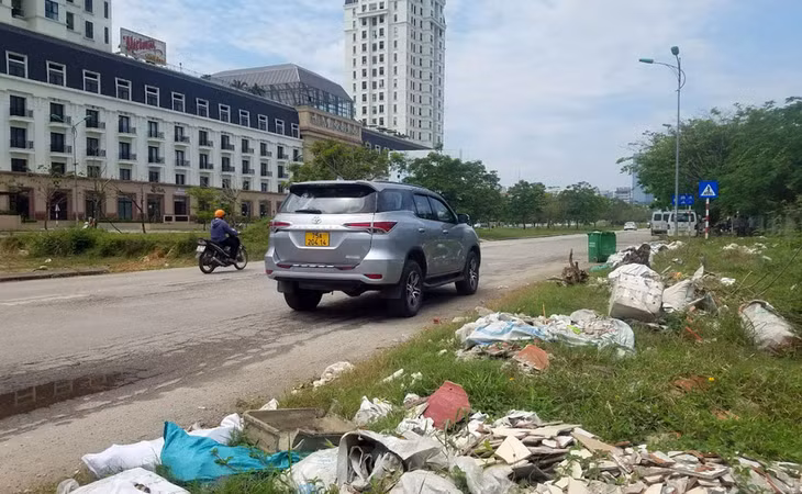 Rác thải xây dựng đổ trộm ở vỉa hè đường Tố Hữu