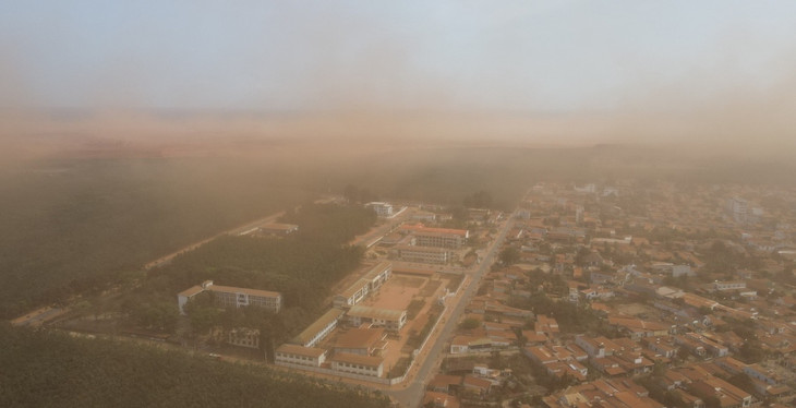 Bụi bay mù trời tại trung tâm xã Bình Sơn