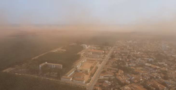 Bụi bay mù trời tại trung tâm xã Bình Sơn