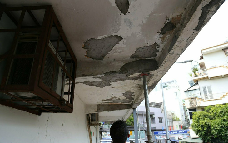 Chung cư Tôn Thất Thuyết nguy cơ sập hành lang, chính quyền phải làm cây sắt chống