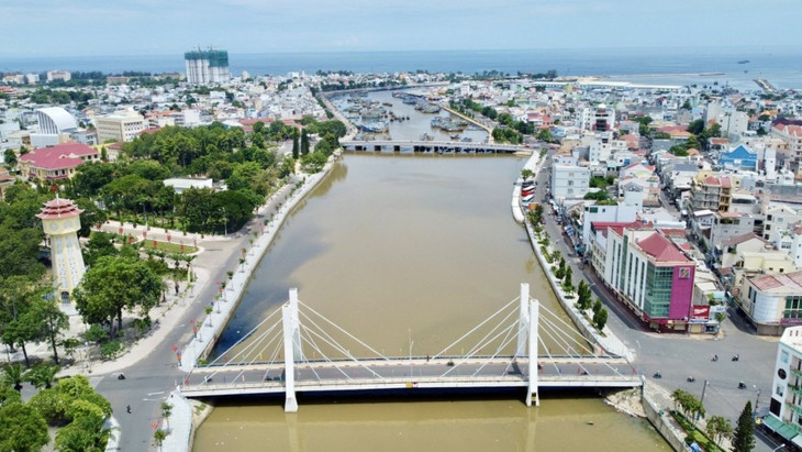 Dòng sông Cà Ty chảy qua trung tâm thành phố Phan Thiết