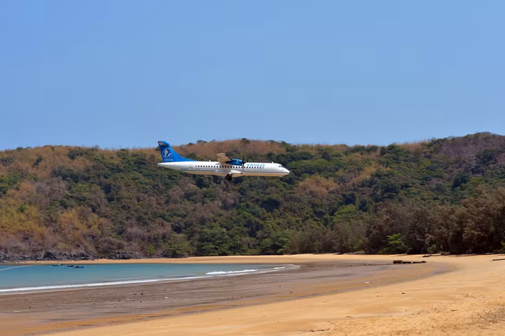 ATR-72 là dòng máy bay chở khách hạng nhẹ 2 động cơ turbine cánh quạt hoạt động trên những tuyến đường ngắn. Ảnh minh họa
