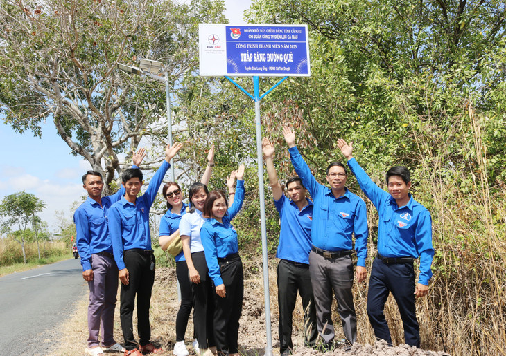 Bàn giao công trình “Thắp sáng đường quê” tại Cà Mau Bàn giao công trình “Thắp sáng đường quê” tại Cà Mau