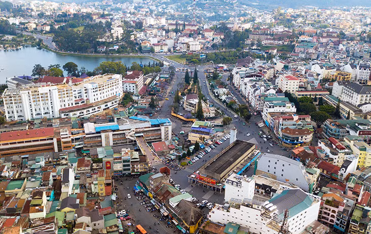 Nhiều tuyến đường trung tâm TP. Đà Lạt khá nhỏ nên thời gian gần đây thường xuyên xuất hiện tình trạng ùn tắc giao thông.