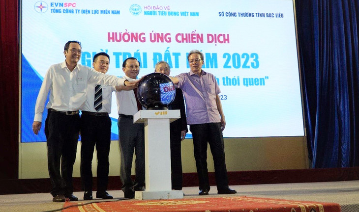 Đại biểu thực hiện nghi thức hưởng ứng chiến dịch Giờ Trái đất 2023 tại Bạc Liêu Đại biểu thực hiện nghi thức hưởng ứng chiến dịch Giờ Trái đất 2023 tại Bạc Liêu
