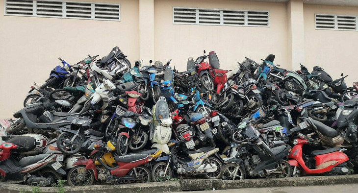 Xe máy chất thành núi ở kho tang vật của Phòng CSGT TP.HCM ở xã Lê Minh Xuân, huyện Bình Chánh