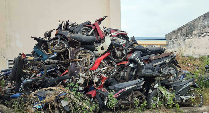 Xe máy chất đống tại kho tang vật của Phòng CSGT TP.HCM ở huyện Bình Chánh