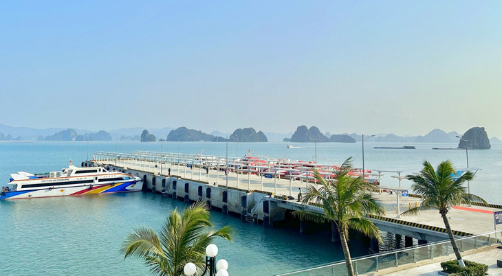 Bến cảng chuyên dụng Ao Tiên, huyện Vân Đồn, tỉnh Quảng Ninh mới được đưa vào hoạt động, góp phần thúc đẩy du lịch của huyện đảo.