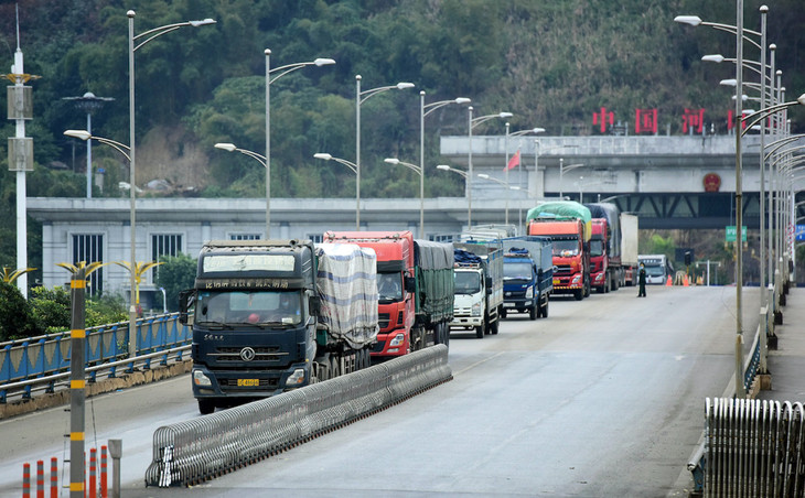 Thông quan hàng hoá tại cửa khẩu đường bộ số II Kim Thành (Lào Cai) Thông quan hàng hoá tại cửa khẩu đường bộ số II Kim Thành (Lào Cai)