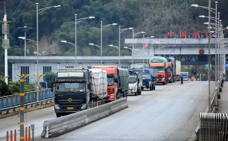 Thông quan hàng hoá tại cửa khẩu đường bộ số II Kim Thành (Lào Cai)