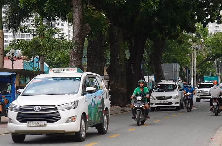 Xe chạy trên đường Yên Thế, một trong các tuyến cho ôtô chạy hai chiều từ 22h đến 6h hôm sau