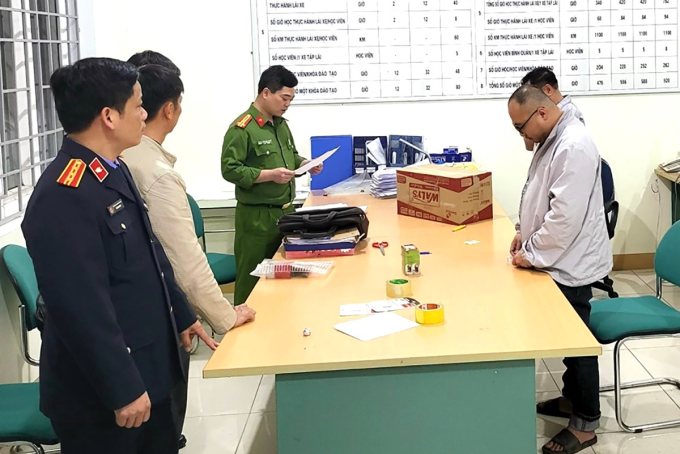 Cảnh sát tống đạt quyết định khởi tố với bị can. Cảnh sát tống đạt quyết định khởi tố với bị can.