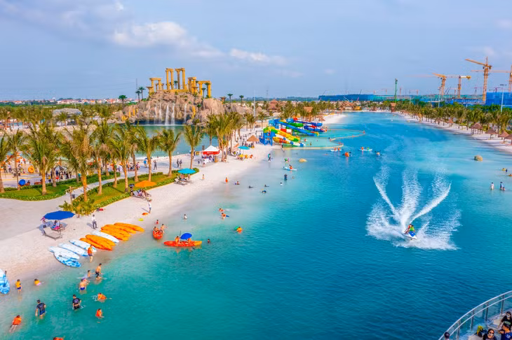 Tổ hợp Biển tạo sóng nhân tạo lớn nhất thế giới Royal Wave Park trở thành điểm đến tổ chức những sự kiện đẳng cấp quốc tế, thu hút đông đảo cư dân và du khách.