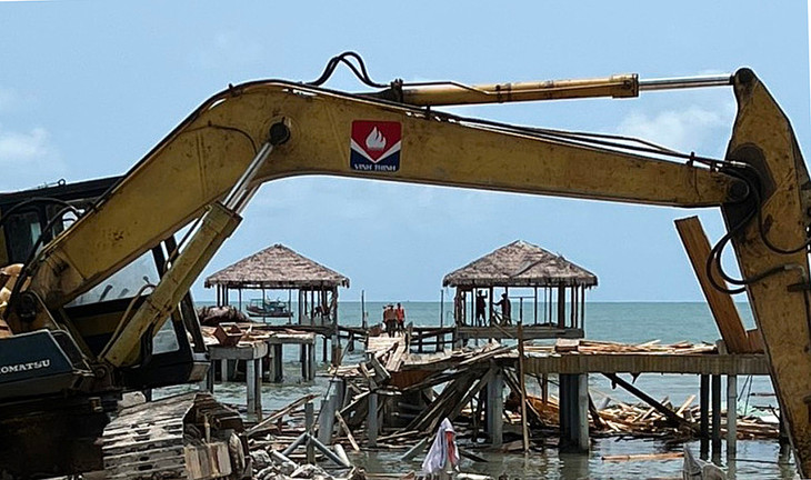 Tháo dỡ dãy 7 bungalow xây trái phép.