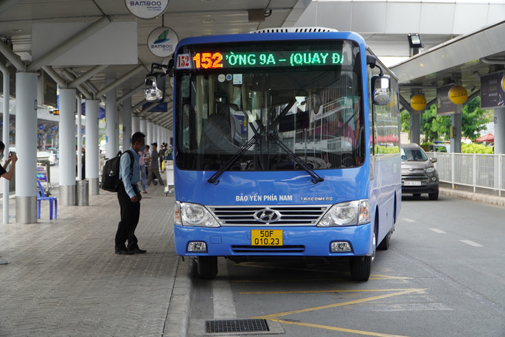 Xe buýt đón khách ở sân bay Tân Sơn Nhất
