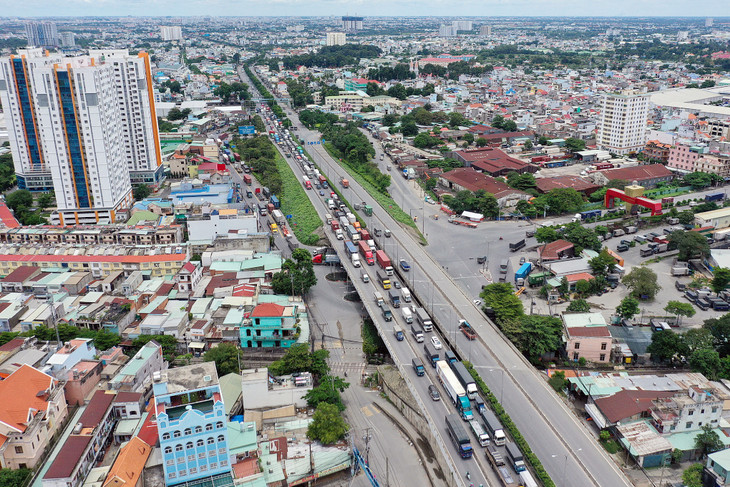 Ùn tắc ở khu vực nút giao Sóng Thần