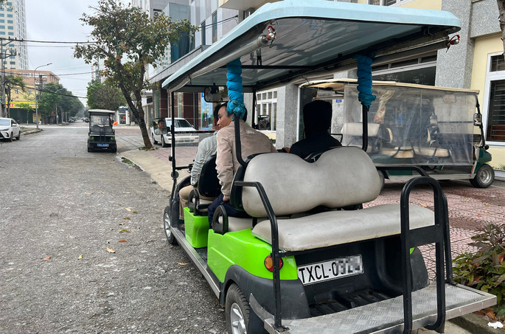 Xe điện hoạt động tại tuyến đường cho phép ở thị xã Cửa Lò