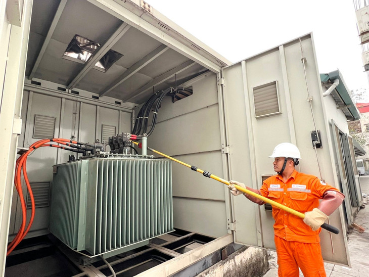 CBCNV EVNHANOI thao tác tại máy biến áp.