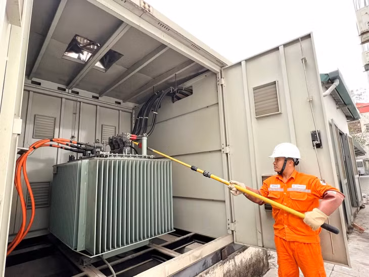 CBCNV EVNHANOI thao tác tại máy biến áp.