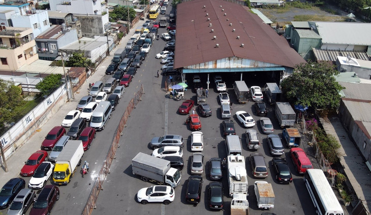 Dòng xe chờ đăng kiểm ở trung tâm tại Quốc lộ 13, phường Hiệp Bình Chánh, TP. Thủ Đức.