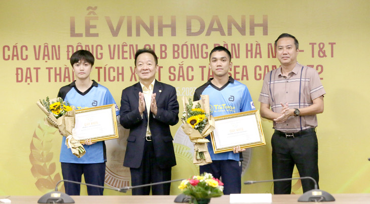 Doanh nhân Đỗ Quang Hiển trao phần thưởng cho Mai Ngọc và Anh Hoàng, 2 vận động viên giành Huy chương Vàng bóng bàn đôi nam nữ SEA Games 32.