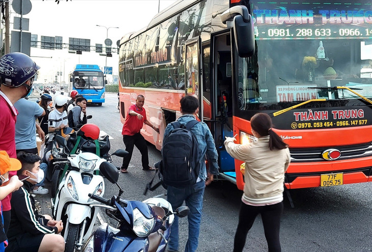 Xe khách giường nằm đón khách trên Quốc lộ 1, trước Khu chế xuất Linh Trung 1 (TP Thủ Đức) Xe khách giường nằm đón khách trên Quốc lộ 1, trước Khu chế xuất Linh Trung 1 (TP Thủ Đức)