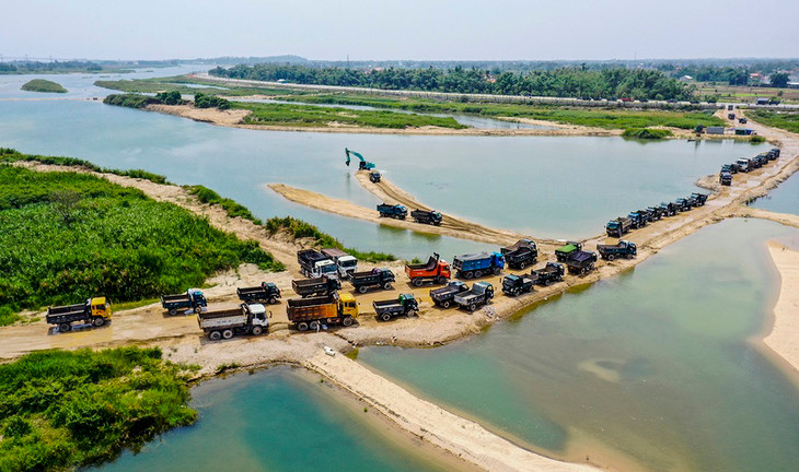 Xe tải từng xếp hàng chờ mua cát ở xã Nghĩa Dũng, TP. Quảng Ngãi