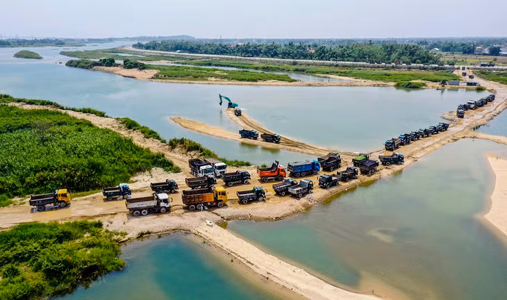 Xe tải từng xếp hàng chờ mua cát ở xã Nghĩa Dũng, TP. Quảng Ngãi