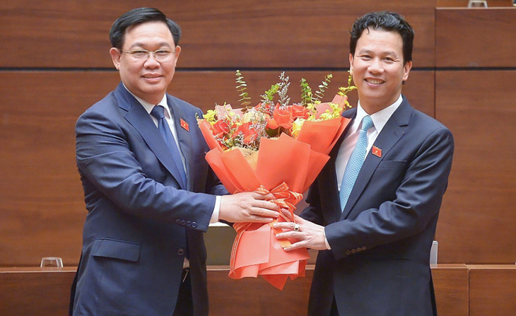 Chủ tịch Quốc hội Vương Đình Huệ chúc mừng tân Bộ trưởng Bộ Tài nguyên và Môi trường Đặng Quốc Khánh