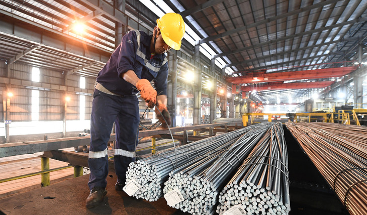 Giá thép đang dao động quanh mốc 14 - 15 triệu đồng/tấn Giá thép đang dao động quanh mốc 14 - 15 triệu đồng/tấn