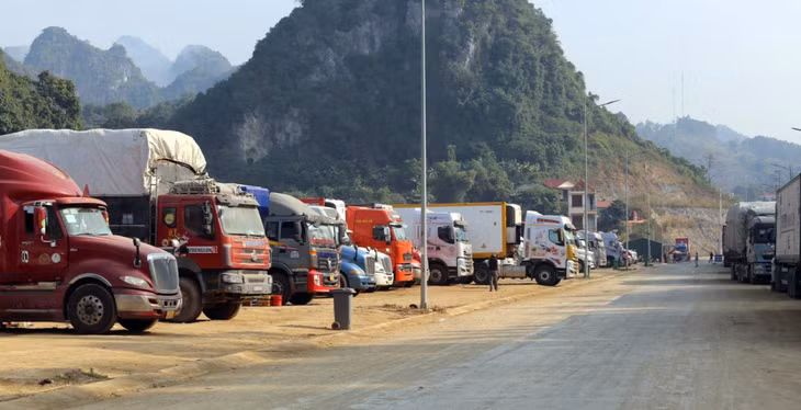 Phương tiện chở hàng xuất khẩu lên cửa khẩu quốc tế Hữu Nghị tăng đột biến, chủ yếu là mặt hàng sầu riêng