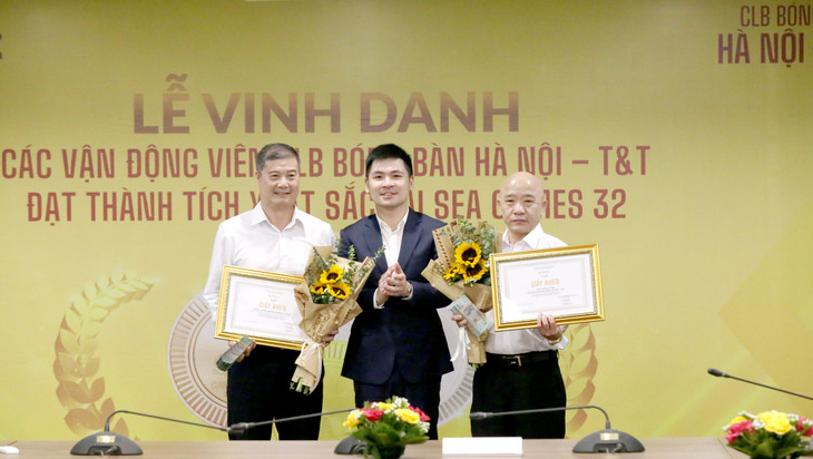 Thành viên ban huấn luyện CLB bóng bàn Hà Nội T&amp;T được vinh danh.